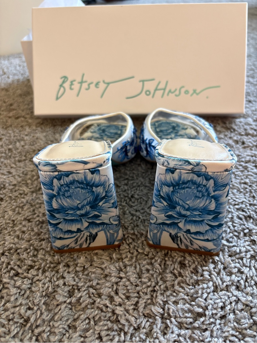 Betsey Johnson Blue and White Floral Block Heel Mules - Picture 3 of 7